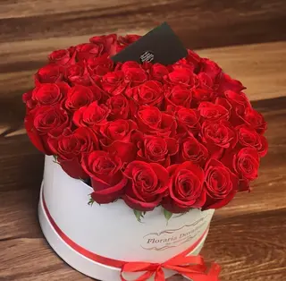 Cutie cu 35 trandafiri rosii 