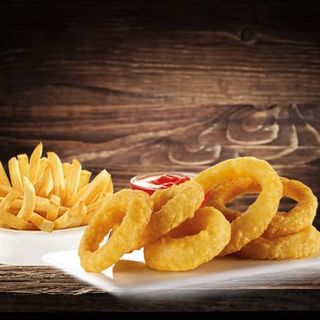 Queijo Onion Rings com Batatas pequenas