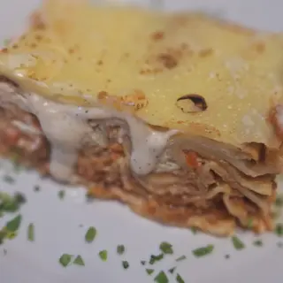 Lasaña De Ternera Con Guarnición