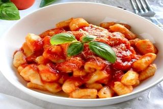 Gnocco al pomodoro fresco,basilico con guanciale croccante