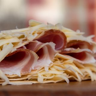 Palačinka sa suvim vratom, kačkavaljem, jajetom i pavlakom