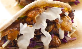 Döner kebab de pollo solo carne y salsa