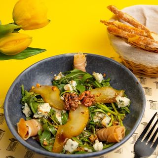 Зелений салат з карамелізованою грушею та прошуто