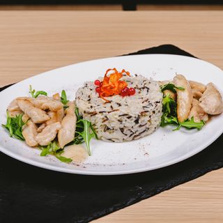 Straccetti di pollo con riso e rucola