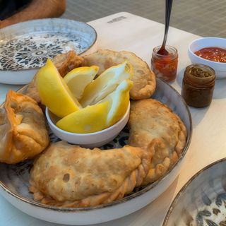 2 empanadas más refresco