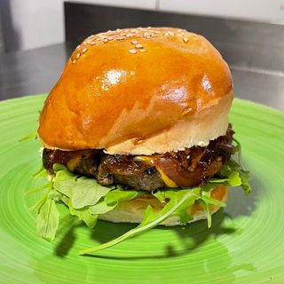 Burger cu ceapa caramelizata