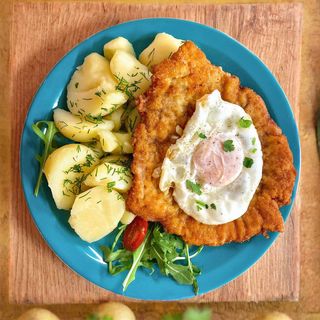 Kotlet schabowy z jajkiem sadzonym