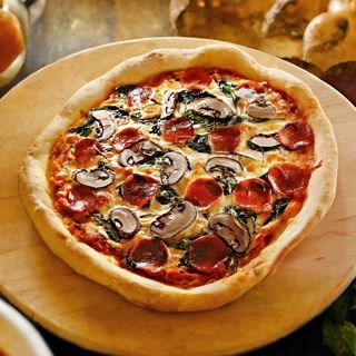 Пицца с грибами и колбасой