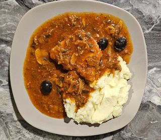 Escalop de porc cu sos rosu si piure