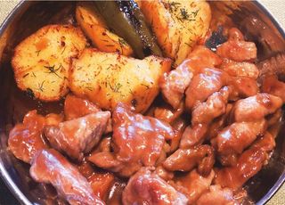 Свински вратни жулиенчета на тиган с лек сос и билкови картофки (400г)