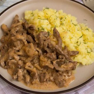 Beef stroganoff with mashed potatoes 250gr+salad 
