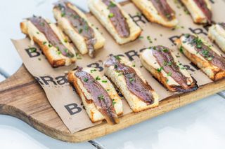Anchoas Del Cantábrico Con Mantequilla Ahumada Sobre Pan Brioche (10 Uds.)