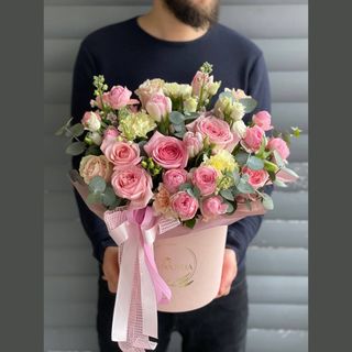 Коробка із ніжних рожевих троянд