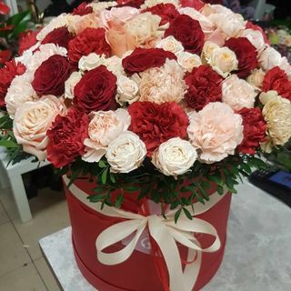 Flowerbox z czerwonych i różowych róż oraz goździków