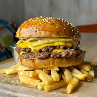 «Дабл чізбургер», 460(грам)+картопля фрі+напій(Coca-cola, Fanta або Sprite)