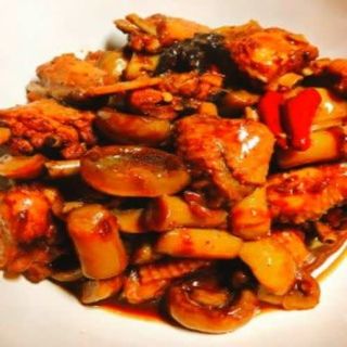 Pollo con bambú y setas