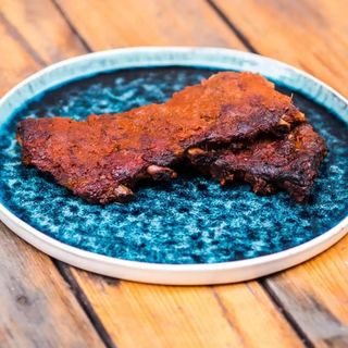 Żeberka BBQ z frytkami i coleslawem