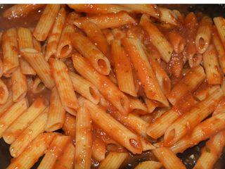Makaron penne z sosem pomidorowo-ziołowym z parmezanem
