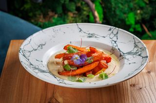 Хумус с печеными перцами и пряным бататом