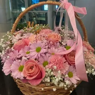 Canasta con flores variadas rosa