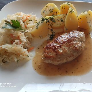 Kotlet mielony wieprzowy z ziemniakami i surówką