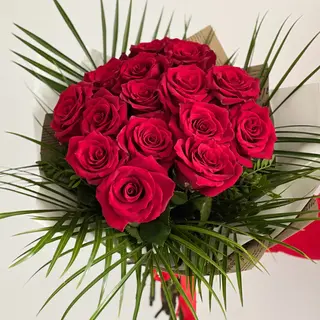 Buchet format din 15 trandafiri rosii