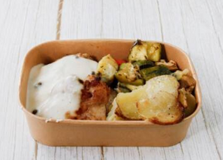 Secreto De Cerdo Con Patatas Fritas Y Ensalada