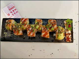 Dragon Roll Salmón Flameado (8 uds.)