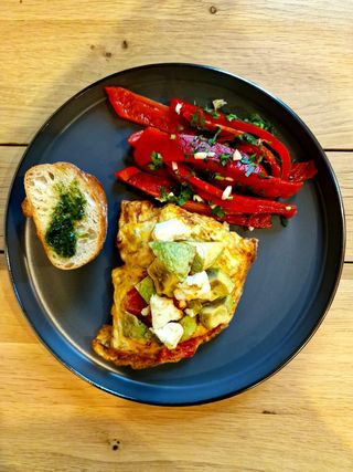 Omletă cu feta și avocado