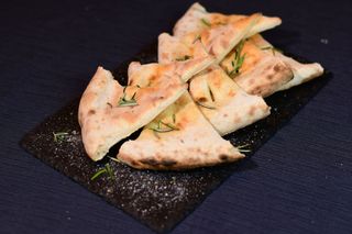 Foccacia cu rozmarin și sare mare