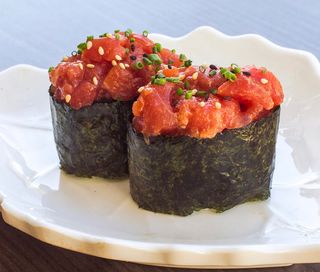 Gunkan Atún, Kimochi, Tobiko Con Cebollino (2 Pzs.)