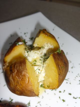 Печен картоф с масло и хрян 