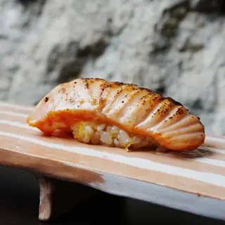 Niguiri de salmón flambeado