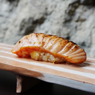 Niguiri de salmón flambeado