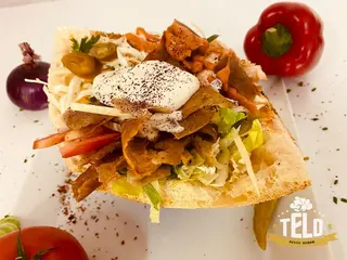 Kebab w bułce z frytkami 