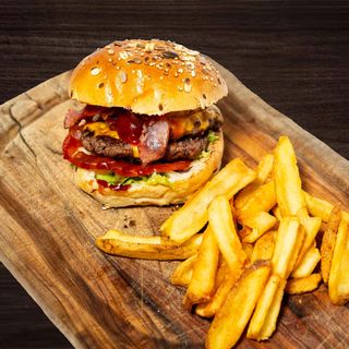 BBQ bacon cheeseburger + patatas fritas
