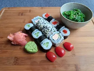 Bonsai lunch 2 - 12 szt + sałatka wakame goma