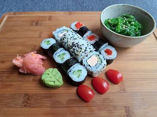 Bonsai lunch 2 - 15 szt + sałatka wakame goma