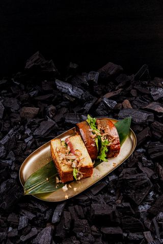 Katsu-sando cu ton, avocado, castravete și cremă de wasabi