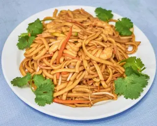 Tallarines fritos con gambas