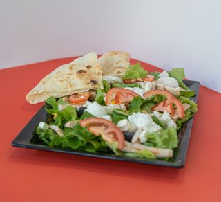 Salată cu piept de pui la grătar