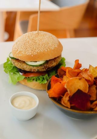 Hambúrguer de grão e quinoa