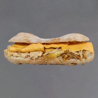 Nuestro bocadillo de pollo a l'ast con queso y dulzura
