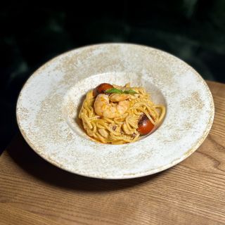 Паста з морепродуктами та томатами