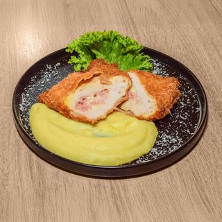 Piept de pui umplut cu ardei copt, sunca si cascaval