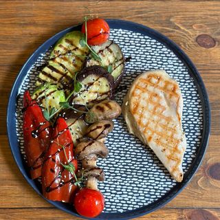 ქათმის ფილე ბოსტნეულით