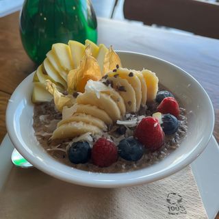 Porridge De Quinoa Con Leche Vegetal Y Cacao, Frutas Y Semillas