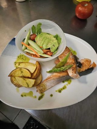 Salmón a la plancha con ensalada y patatas al Horno + 1 Botella de Agua