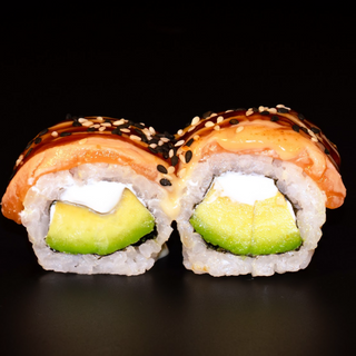 125.Uramaki aguacate con queso y salmón flambeado (8uds)
