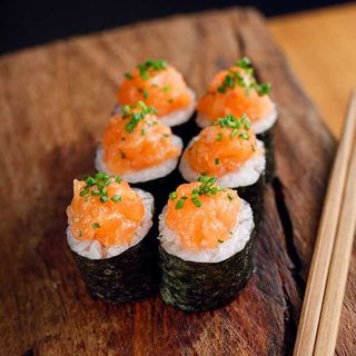 Hosomaki de Salmão com picadinho(6un)